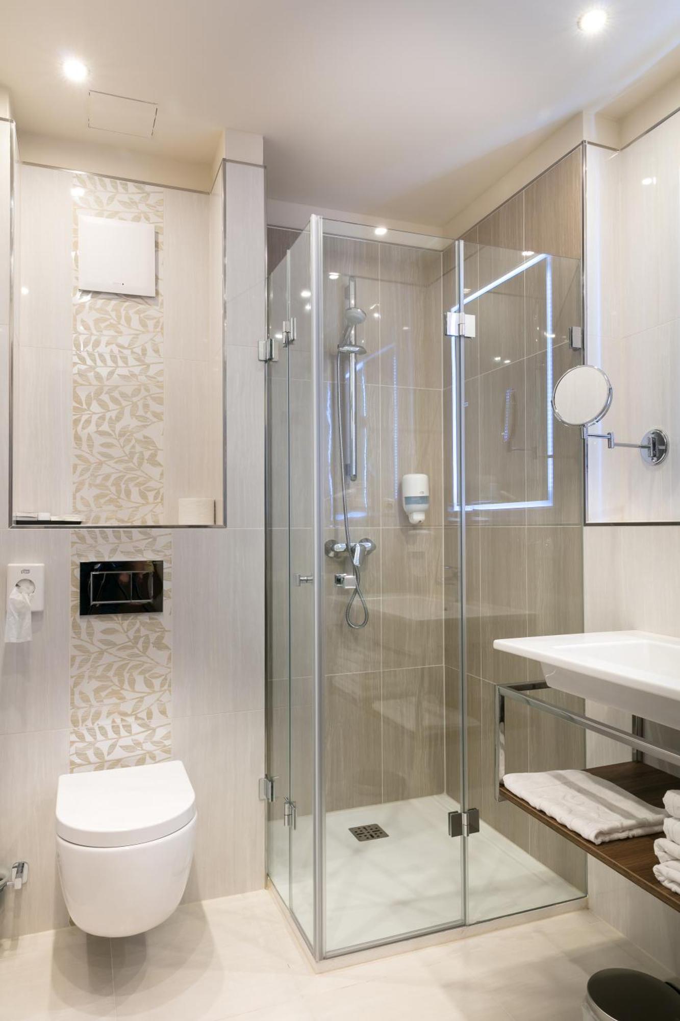 Deluxe Twin Room with Balcony and Extra Bed